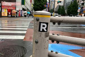 東京・新宿の街中には至る所に「R」マークのシールが貼られた