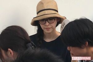 麻生は帽子に眼鏡でひっそり参加。髪は、三つ編みにしていた