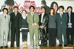 映画『踊る大捜査線 THE MOVIE 2 レインボーブリッジを封鎖せよ！』の記者会見に登壇する亀山さん（左・'03年）