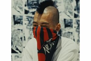 口元をスカーフで覆う吉岡容疑者（YouTubeより）