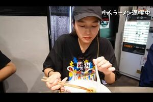 1人でラーメンをすする姿は完全にオフモード(川口春奈公式YouTubeより)