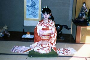 自宅で成人式の着物を着て。まだCAになることすら考えていなかった