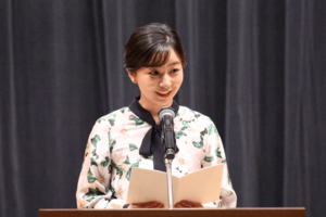 「第35回森と花の祭典―『みどりの感謝祭』」でおことばを述べられる佳子さま(2026年5月9日)