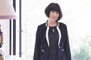 『人は見た目が100パーセント』より。室井滋演じる”美のカリスマ”は全身を『FENDI』でコーデ　(c)フジテレビ
