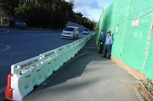 6月14日、辺野古ゲート前に突如建てられた新たな柵。座り込みの場所を大幅に狭め妨害している