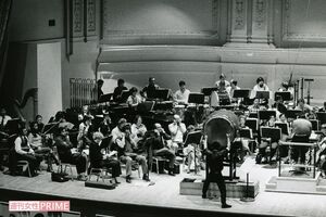 カーネギーホールでの本番とリハーサル風景。このときに初めて太鼓を聴いた楽団員が大変嫌がり、耳をふさいでいる模様が写っている(写真:市川幸雄)