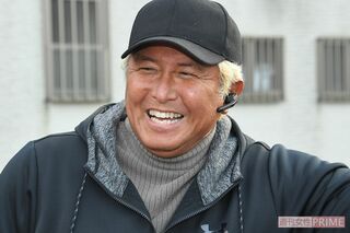 日焼けした肌に白い歯、金髪で笑顔を見せてくれた坂本一生