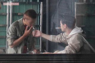 2012年、映画『ATARU』ロケの休憩中にスタッフのタバコに火をつける中居正広