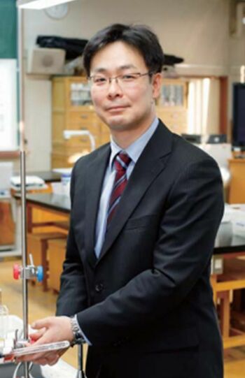 逮捕された校長の北村容疑者はもともと理科教師だった