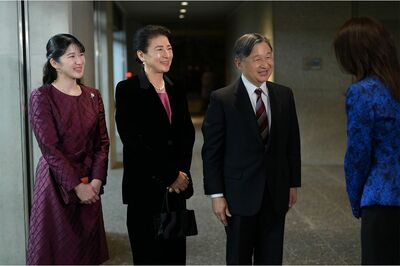 天皇ご一家が「赤」の“クリスマス”リンクコーデ　愛子さまが陛下のコートをつかまれていた18年前から深ま…