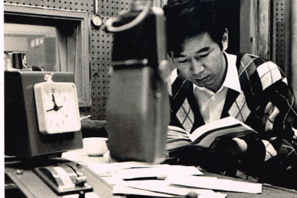 1970～'72年ごろ、『セイ！ヤング』（文化放送）のスタジオの様子。同年代の番組ディレクターとも気が合ったという。早稲田大学理工学部の助教授を務めており、大学の授業が終わったあとにスタジオに駆けつけていた