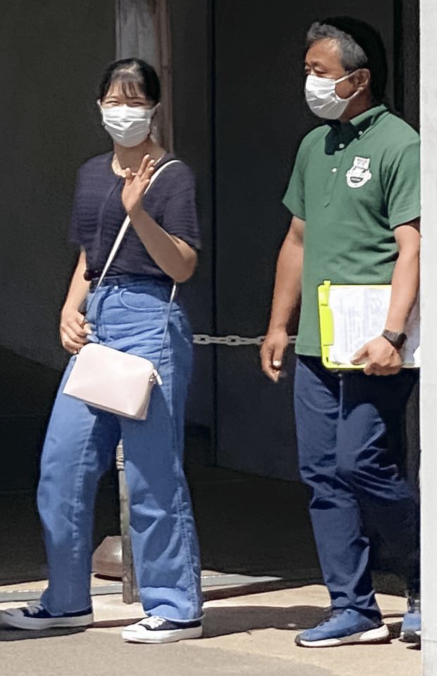 '23年8月 那須御用邸でご静養中のお出かけ。「ストレートデニムがお似合いです。トップスはTシャツではなく、ネイビーのジャカードニットを選ばれているので、大人のきちんと感もあります」(日置さん)