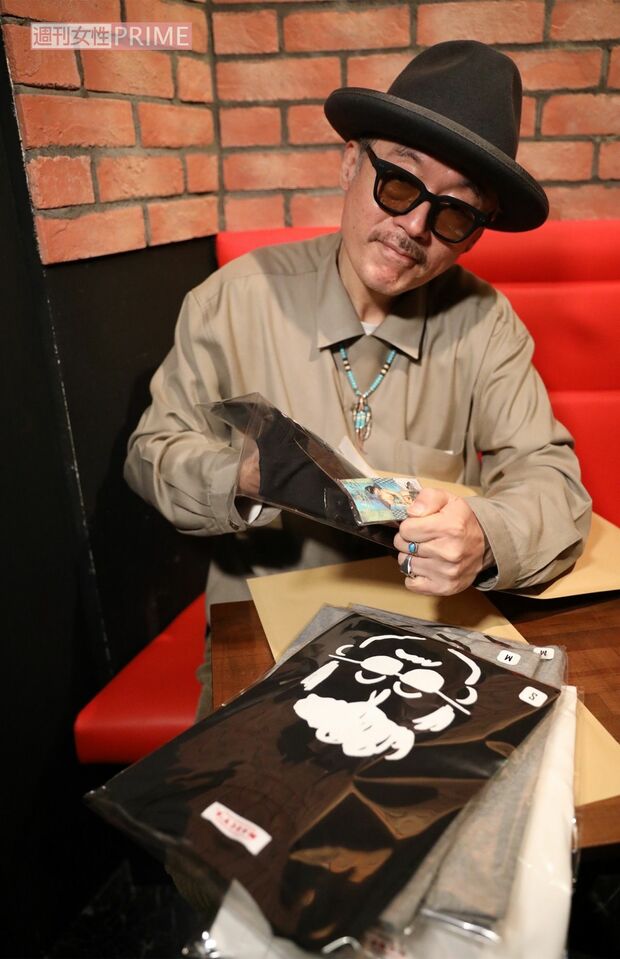 『マーシーズ』グッズを手にする田代まさし