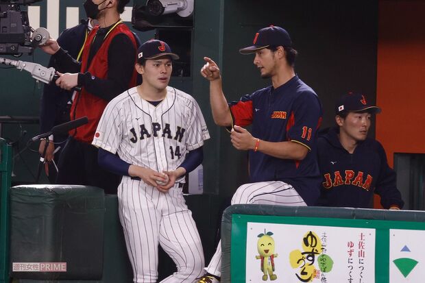 ダルビッシュ有から指南を受ける佐々木朗希