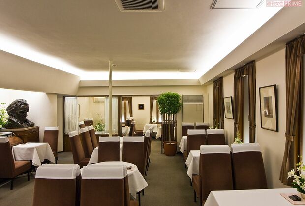 1950年ごろの銀座ウエスト店内。ピアノを模した特製の蓄音機が数々の名曲を流した