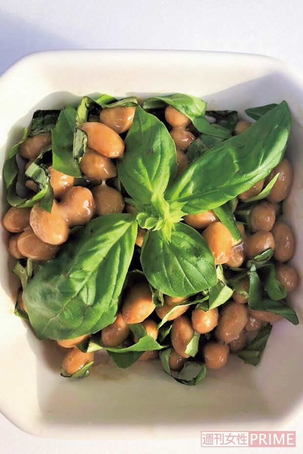 納豆のスイートバジルのせ　レシピ・撮影／小早川さん