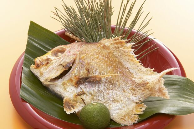 「めでたい」の語呂合わせから使われる鯛の塩焼き。関西では三が日の間、食べずに飾っておく“にらみ鯛”の風習がある