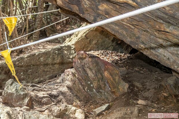 「赤い石」を触ろうと滑落者が続出したためロープが張られた。結果はただの石　撮影／齋藤周造