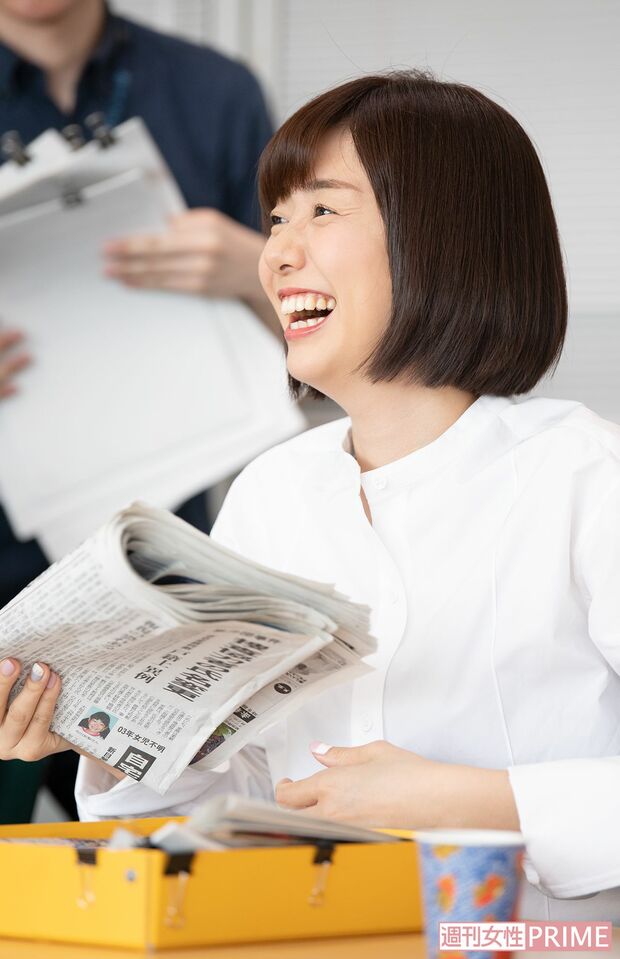 【2】7:00−7:50 (MC打ち合わせ) 冗談も飛び交うが頭のなかは…… 担当コーナーの打ち合わせの後は、メインMCの小倉智昭さんや伊藤利尋アナウンサー、その日のコメンテーターとの会議を。一見、リラックスモードだが、実は自分のコーナーのことで頭がイッパイだそう 撮影/渡邉智裕