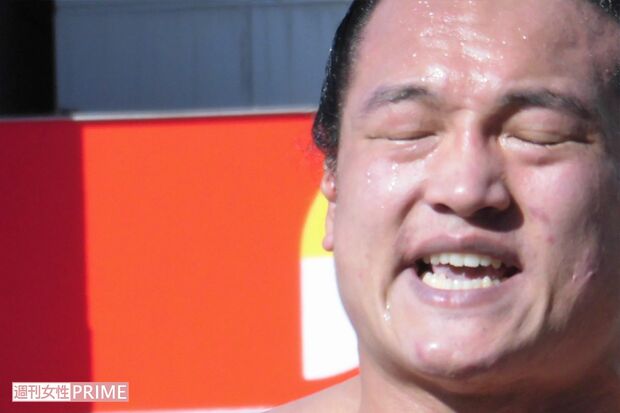 東京・高円寺の路上でパフォーマンスをする、ごっちゃんこさん