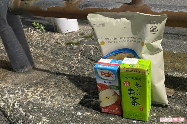 現場には菓子やジュースが供えられていた