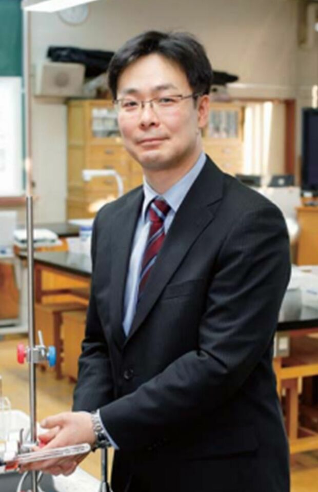 逮捕された校長の北村容疑者はもともと理科教師だった