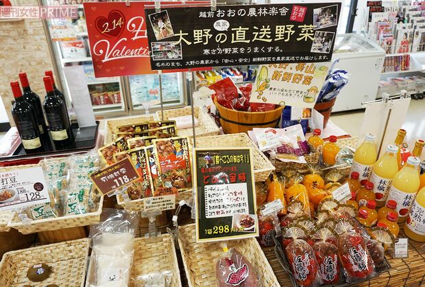 地元農家の直送野菜や地酒などのローカルな商品も豊富