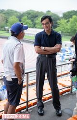 カメラが回っていないところでは、陸上競技解説者としても知られる尾縣貢役の嶋大輔やスタッフと談笑するなど、終始アットホームな雰囲気だった　撮影／齋藤周造