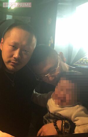 佐々木文俊被告（中央）、山中健司氏（左）とその子ども（右）