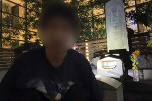 平将門の首塚によじ登った迷惑配信者。礼拝所不敬罪および公然わいせつ罪の疑いで在宅での調査が行われている(拡散された投稿より)