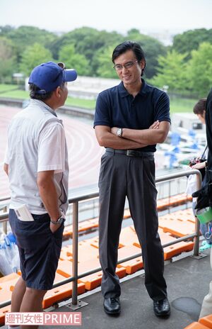 カメラが回っていないところでは、陸上競技解説者としても知られる尾縣貢役の嶋大輔やスタッフと談笑するなど、終始アットホームな雰囲気だった 撮影/齋藤周造