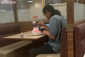 かき氷を食べる布川(2)