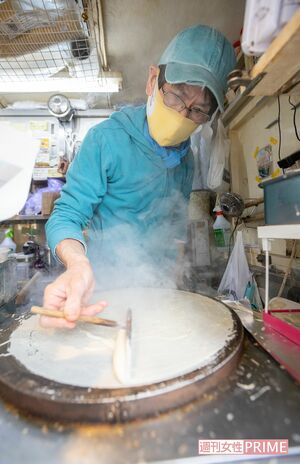 売れ筋は自家製カスタードをたっぷり使ったクレープ。メニューは100種類をゆうに超える　撮影／齋藤周造