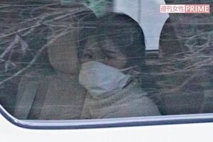 学習院大学のキャンパスで授業を受け、車で帰路につかれた愛子さま（'22年12月）