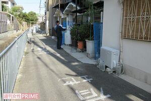 家宅捜索で容疑者宅からイスやペットボトルなどが運び出された