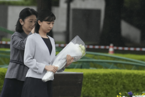 母娘2人で広島市を訪れた紀子さまと佳子さま。平和記念公園にある原爆死没者慰霊碑に供花（2025年8月11日）写真／宮内庁提供