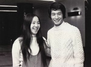 '73年にヒロインに抜擢されたNHK朝の連ドラ『北の家族』で、共演した兄役の清水章吾(右)