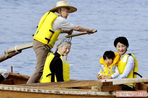 両陛下が葉山で静養された際に、合流された悠仁さまと和船に乗られて（’09年9月）
