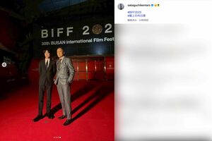 渡辺謙とともに「第30回釜山（プサン）国際映画祭」開幕式のレッドカーペットに登場した坂口健太郎（坂口のインスタグラムより）