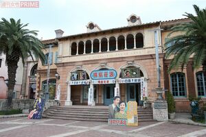 映画館のセットに設置されているポスターも看板も、全部スタッフが考えた空想上の、でも当時、本当にありそうなものを再現したんだとか 撮影/齋藤周造