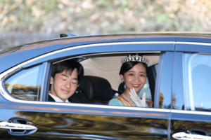 「新年祝賀の儀」に出席するため、車で皇居に入る佳子さまと悠仁さま（2026年1月1日）