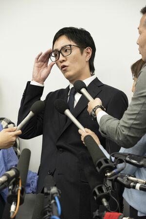 '19年4月、女性を暴行したとして謝罪会見を開いたAAAの浦田直也