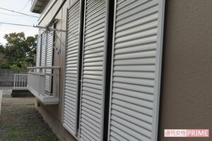 現場となった自宅アパートはひっそりとして