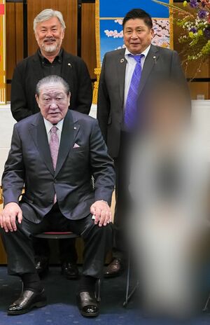 前列の田中英寿容疑者から時計回りに医療法人前理事長の籔本雅巳被告、元理事の井ノ口忠男被告（日大HPより）