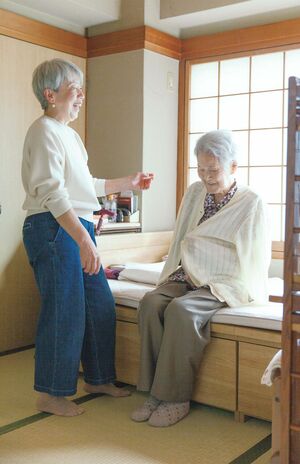 97歳になる義母と。義母の部屋はキッチンの隣にあり、すぐに駆けつけられる 撮影/吉村規子