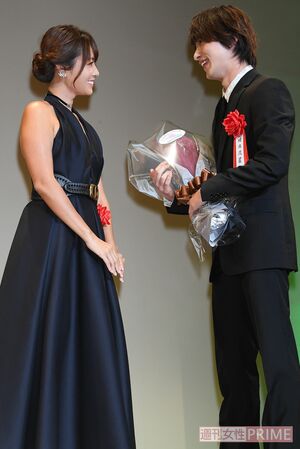 「エランドール賞」新人賞を受賞した横浜流星を祝福するゲストとして登場した深田恭子