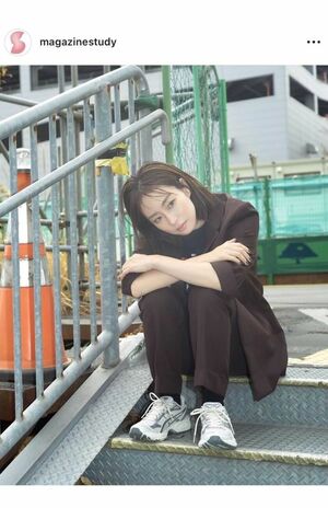 濃いめのメイクでオトナな表情を見せた石川佳純（『STUDY』公式インスタグラムより）