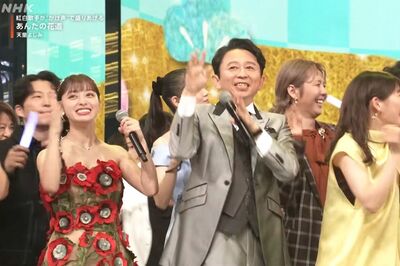 紅白で特徴的なドレスを着用した橋本環奈（NHK公式YouTubeチャンネルより）