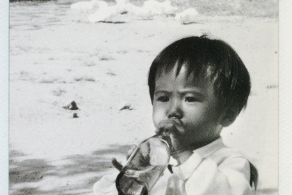 大阪生まれ、福岡育ち。離婚した両親とそれぞれ暮らした後、上京した