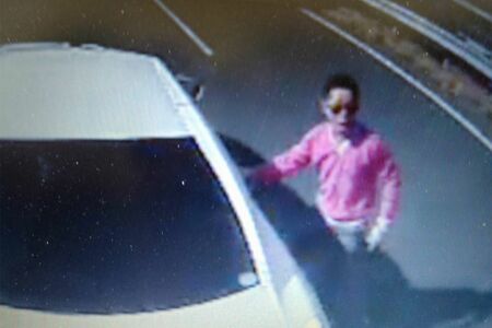 バスに詰め寄る容疑者。鬼の形相だ　3/3